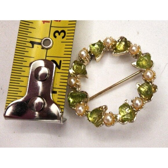 Vintage Gold-Tone Wreath Circle Brooch With Pearl & Green Stone Accents MCM - Picture 4 of 4